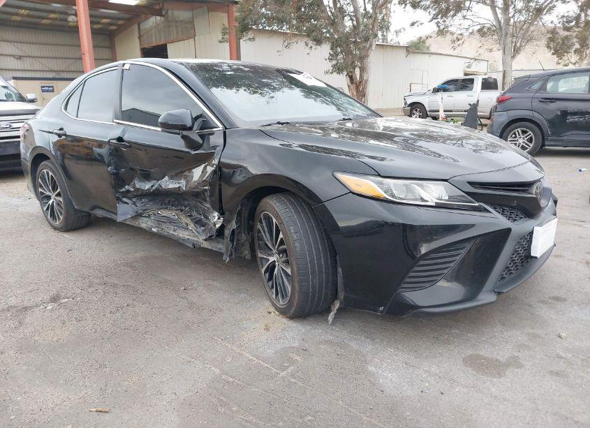 2018 Toyota Camry SE (VIN 4T1B11HK3JU080742) main photo