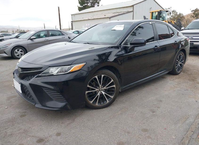 Photo 2 of 2018 Toyota Camry SE (VIN 4T1B11HK3JU080742)