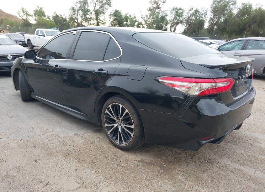 Photo 3 of 2018 Toyota Camry SE (VIN 4T1B11HK3JU080742)