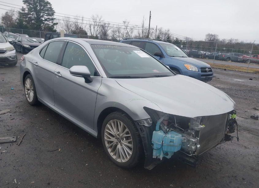 2018 Toyota Camry XLE (VIN 4T1B11HK3JU105252) main photo