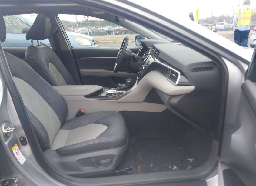 Photo 5 of 2018 Toyota Camry XLE (VIN 4T1B11HK3JU105252)