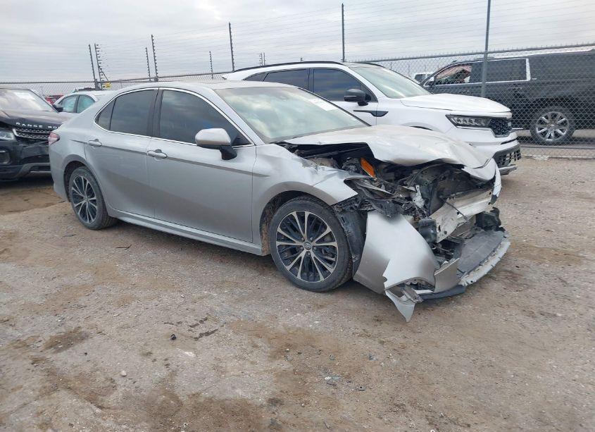 2018 Toyota Camry SE (VIN 4T1B11HK3JU106806) main photo