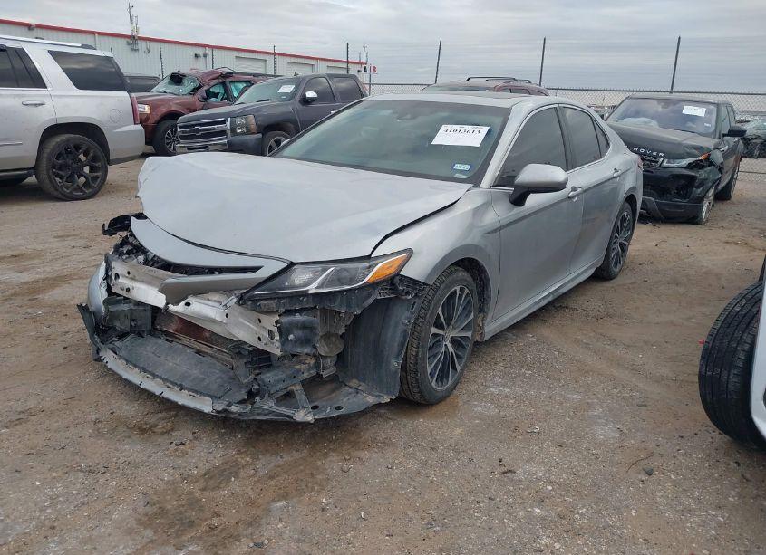 Photo 2 of 2018 Toyota Camry SE (VIN 4T1B11HK3JU106806)