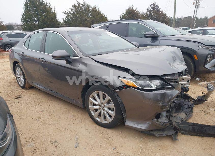 2018 Toyota Camry LE (VIN 4T1B11HK3JU118597) main photo