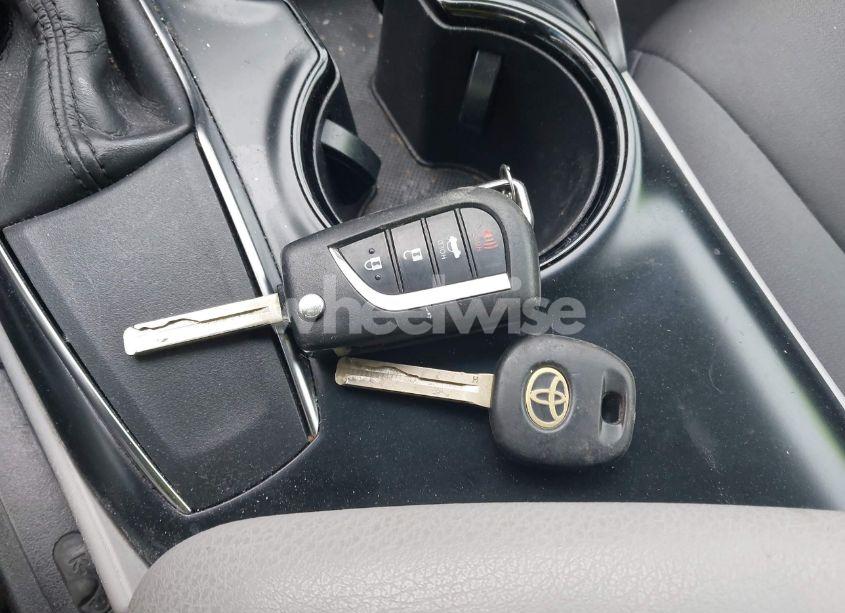 Photo 11 of 2018 Toyota Camry LE (VIN 4T1B11HK3JU118597)