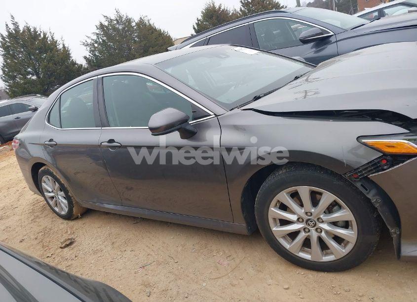 Photo 13 of 2018 Toyota Camry LE (VIN 4T1B11HK3JU118597)