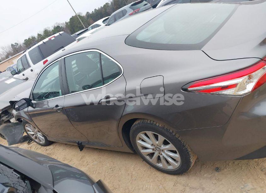 Photo 14 of 2018 Toyota Camry LE (VIN 4T1B11HK3JU118597)