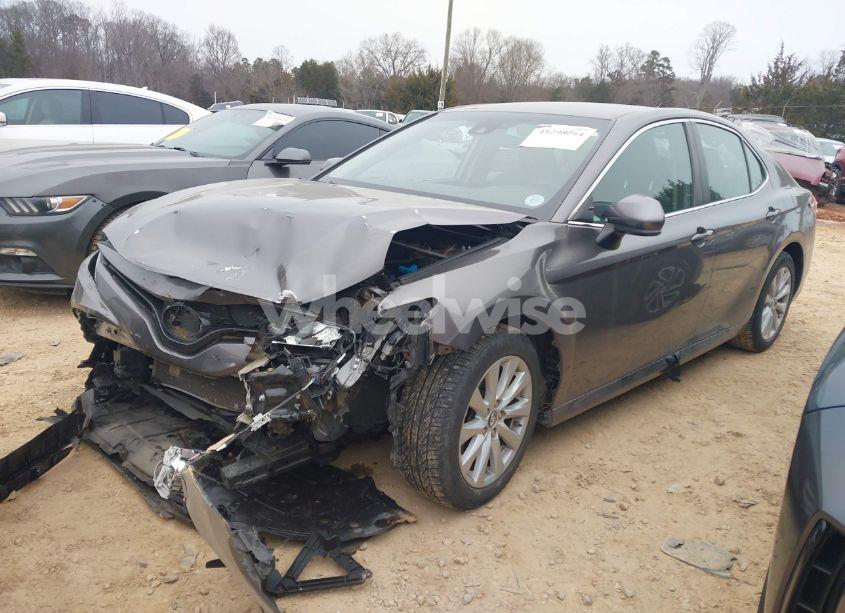 Photo 2 of 2018 Toyota Camry LE (VIN 4T1B11HK3JU118597)