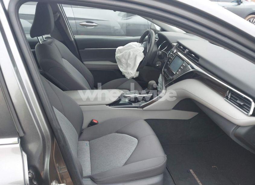 Photo 5 of 2018 Toyota Camry LE (VIN 4T1B11HK3JU118597)