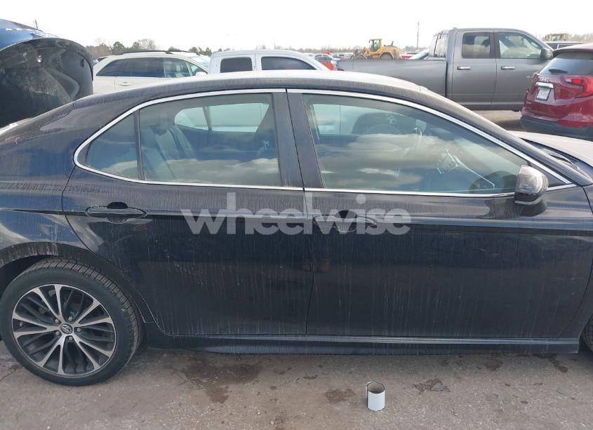 Photo 13 of 2018 Toyota Camry SE (VIN 4T1B11HK3JU139935)