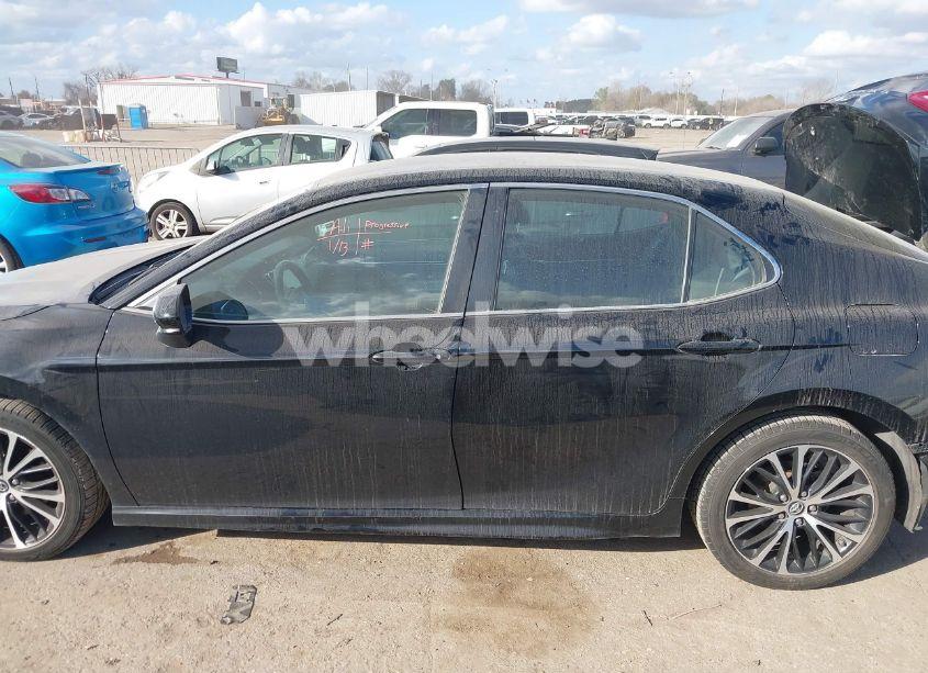 Photo 14 of 2018 Toyota Camry SE (VIN 4T1B11HK3JU139935)