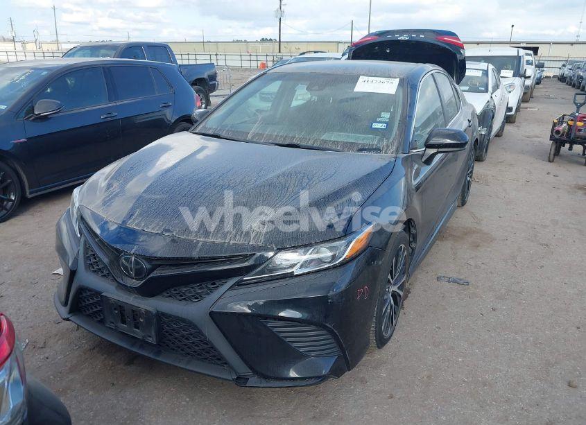 Photo 2 of 2018 Toyota Camry SE (VIN 4T1B11HK3JU139935)