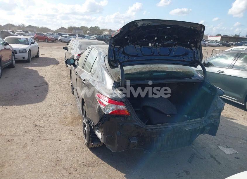 Photo 3 of 2018 Toyota Camry SE (VIN 4T1B11HK3JU139935)