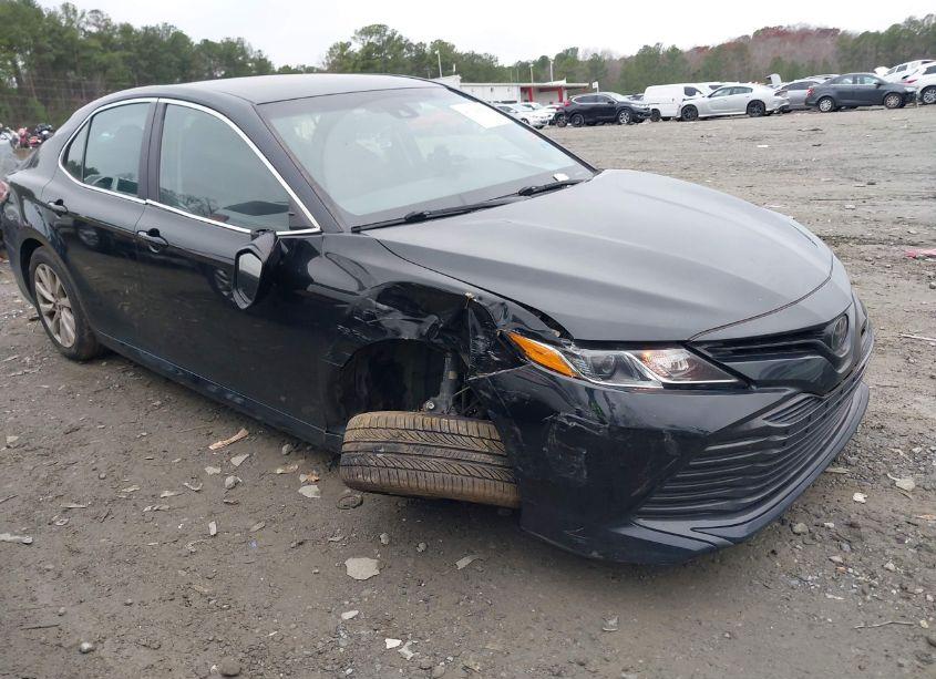 2018 Toyota Camry LE (VIN 4T1B11HK3JU141927) main photo
