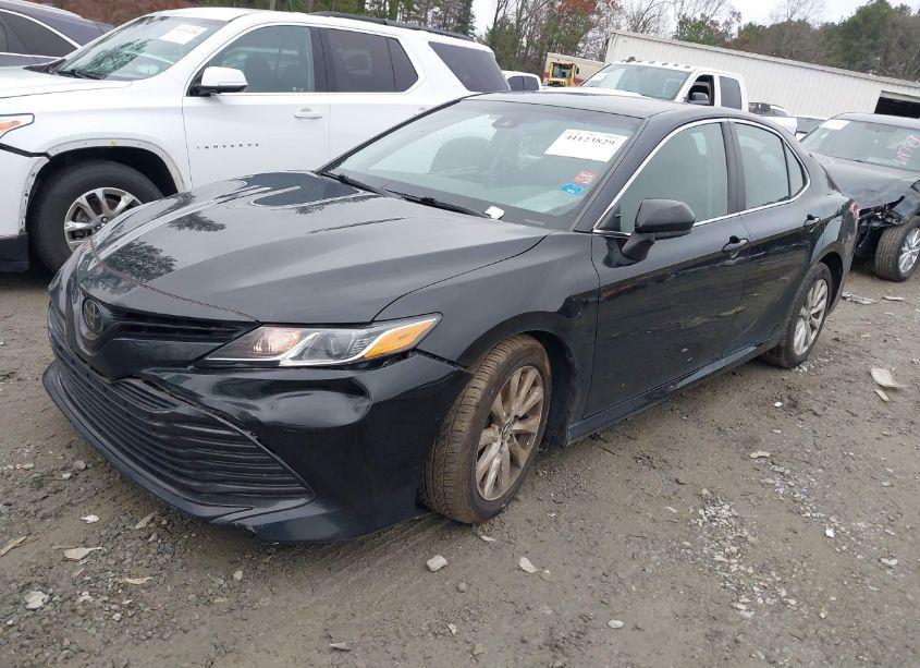 Photo 2 of 2018 Toyota Camry LE (VIN 4T1B11HK3JU141927)