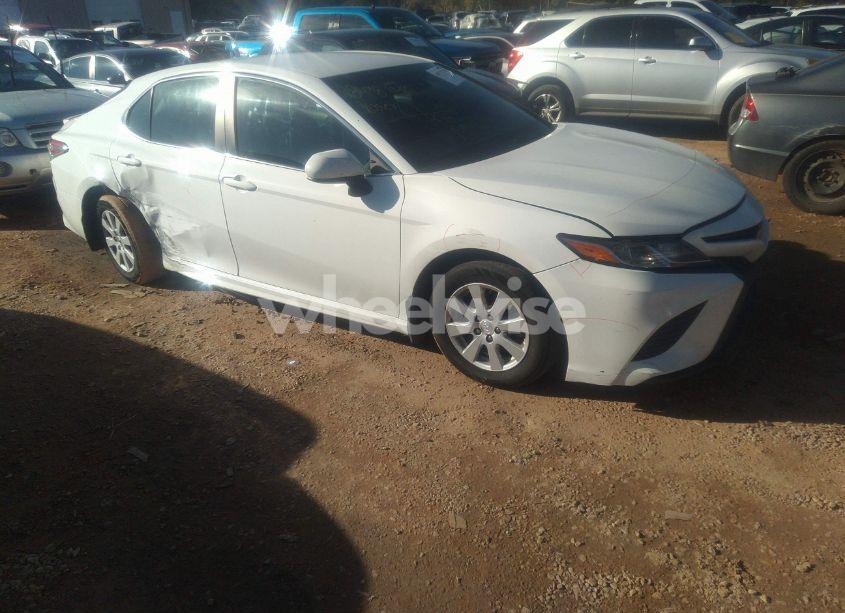 2018 Toyota Camry SE (VIN 4T1B11HK3JU149641) main photo