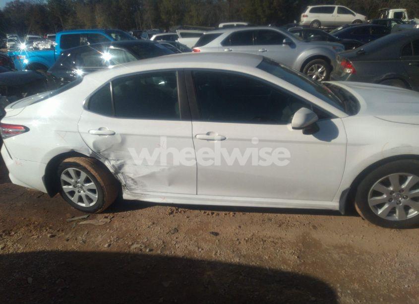 Photo 14 of 2018 Toyota Camry SE (VIN 4T1B11HK3JU149641)