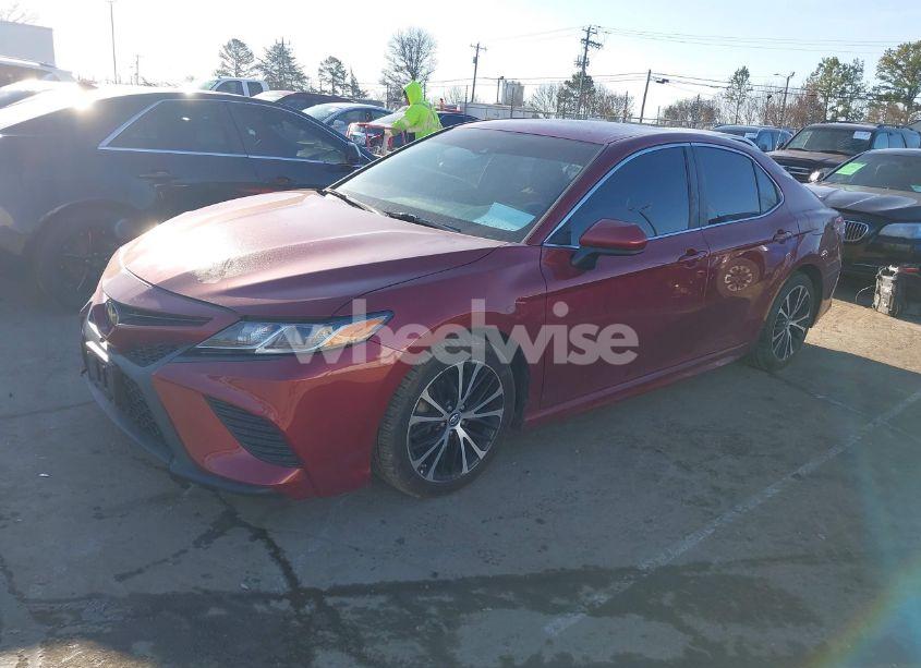 Photo 2 of 2018 Toyota Camry SE (VIN 4T1B11HK3JU506137)