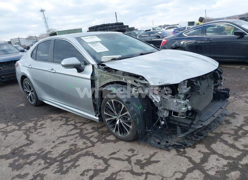 2018 Toyota Camry SE (VIN 4T1B11HK3JU547576) main photo