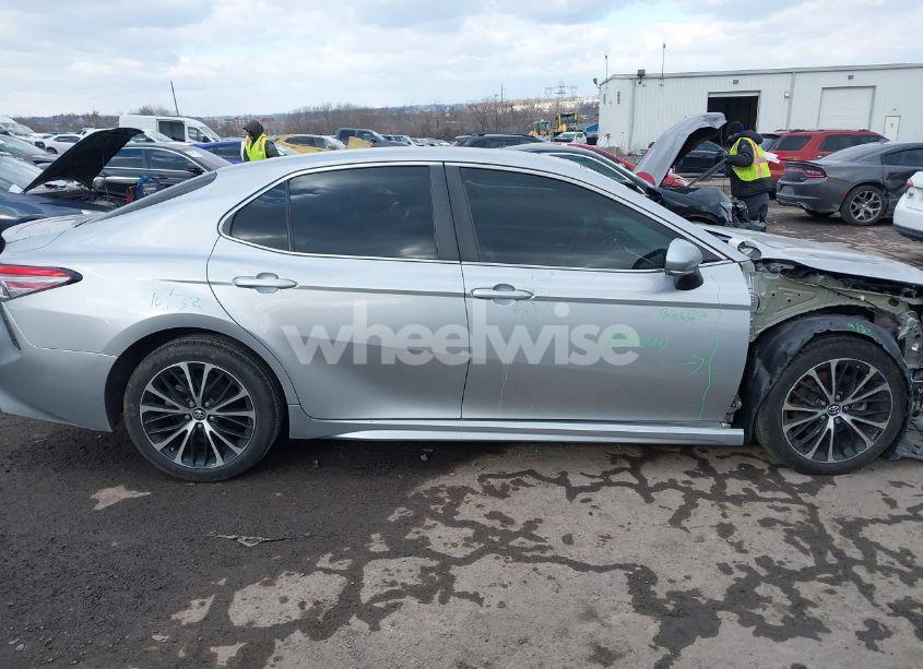 Photo 13 of 2018 Toyota Camry SE (VIN 4T1B11HK3JU547576)