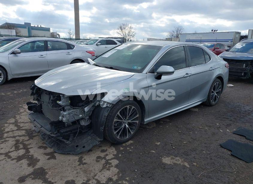 Photo 2 of 2018 Toyota Camry SE (VIN 4T1B11HK3JU547576)