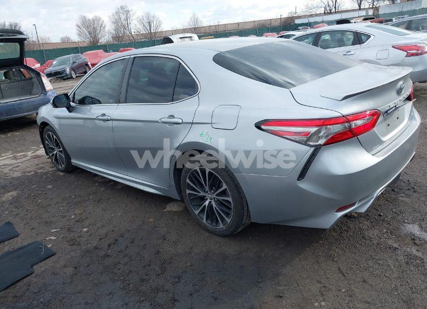 Photo 3 of 2018 Toyota Camry SE (VIN 4T1B11HK3JU547576)