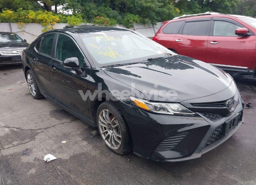 2018 Toyota Camry SE (VIN 4T1B11HK3JU549280) main photo