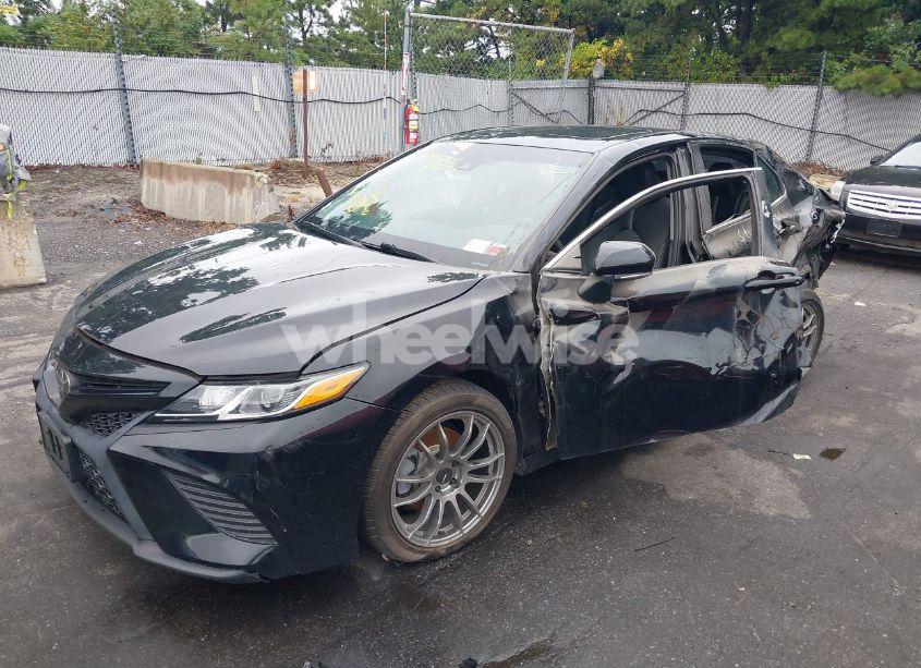 Photo 2 of 2018 Toyota Camry SE (VIN 4T1B11HK3JU549280)