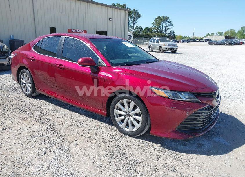 2018 Toyota Camry LE (VIN 4T1B11HK3JU549733) main photo
