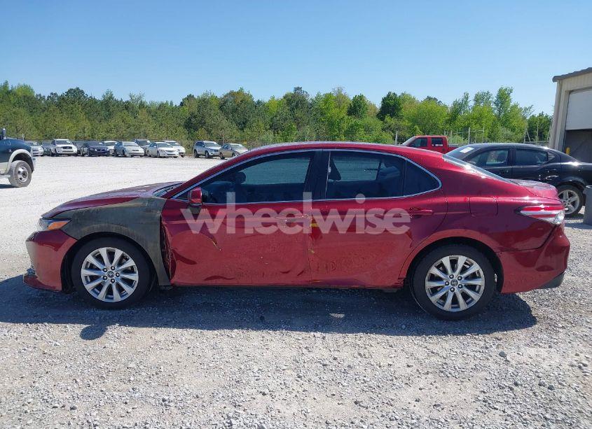 Photo 14 of 2018 Toyota Camry LE (VIN 4T1B11HK3JU549733)
