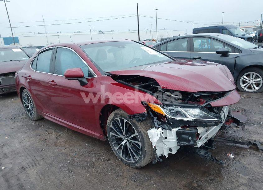2018 Toyota Camry SE (VIN 4T1B11HK3JU566192) main photo
