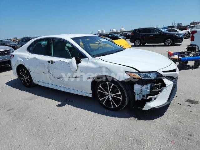 2018 TOYOTA CAMRY L (VIN 4T1B11HK3JU569416) main photo