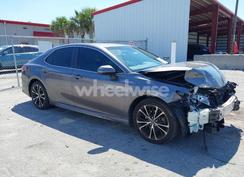 2018 Toyota Camry SE (VIN 4T1B11HK3JU569724) main photo