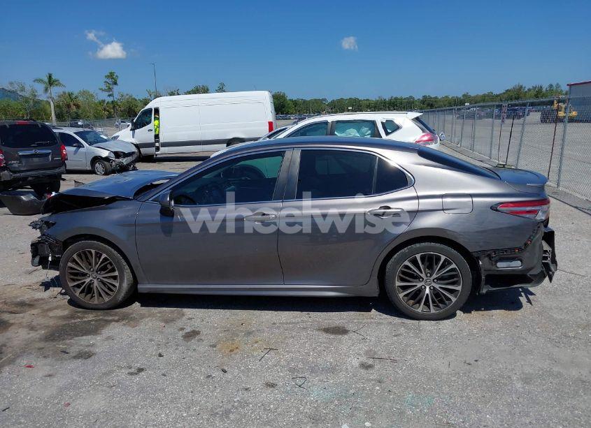 Photo 15 of 2018 Toyota Camry SE (VIN 4T1B11HK3JU569724)