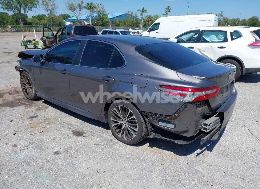 Photo 3 of 2018 Toyota Camry SE (VIN 4T1B11HK3JU569724)