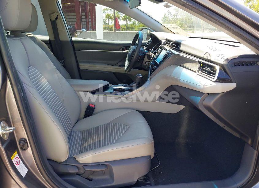 Photo 5 of 2018 Toyota Camry SE (VIN 4T1B11HK3JU569724)