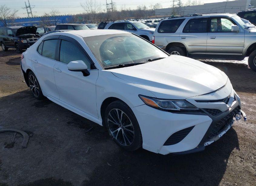 2018 Toyota Camry SE (VIN 4T1B11HK3JU570307) main photo