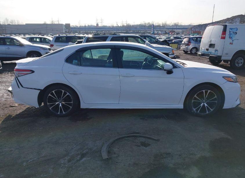 Photo 13 of 2018 Toyota Camry SE (VIN 4T1B11HK3JU570307)