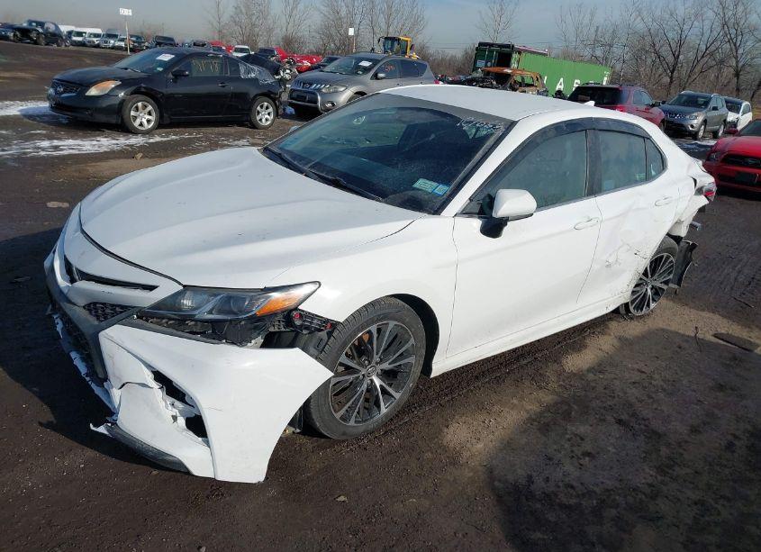 Photo 2 of 2018 Toyota Camry SE (VIN 4T1B11HK3JU570307)