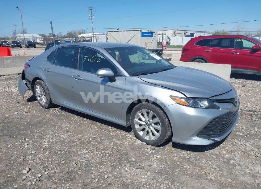 2018 Toyota Camry LE (VIN 4T1B11HK3JU571201) main photo