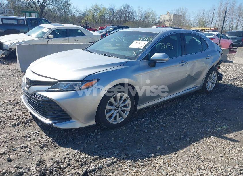 Photo 2 of 2018 Toyota Camry LE (VIN 4T1B11HK3JU571201)