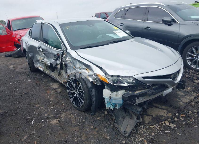 2018 Toyota Camry SE (VIN 4T1B11HK3JU573014) main photo