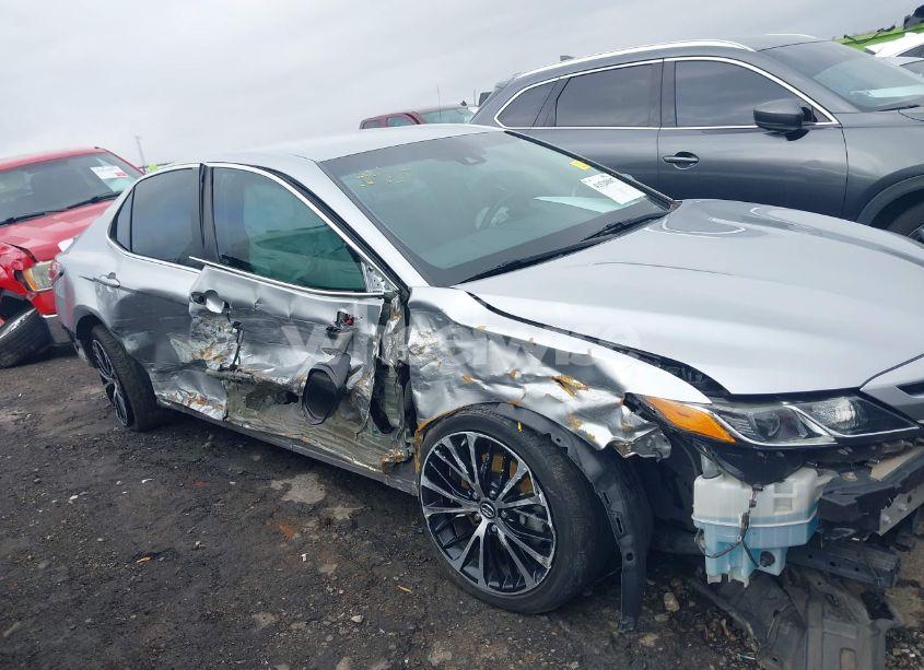 Photo 13 of 2018 Toyota Camry SE (VIN 4T1B11HK3JU573014)