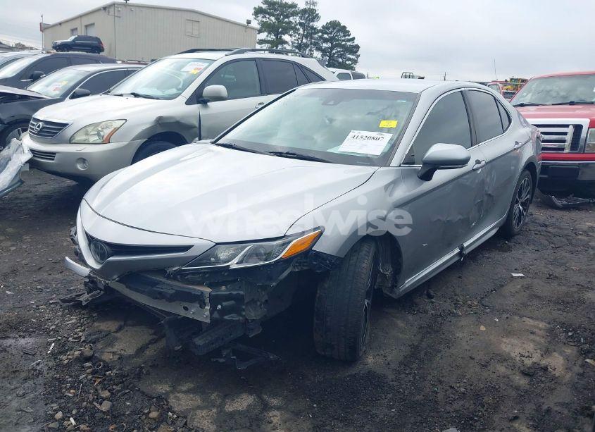 Photo 2 of 2018 Toyota Camry SE (VIN 4T1B11HK3JU573014)