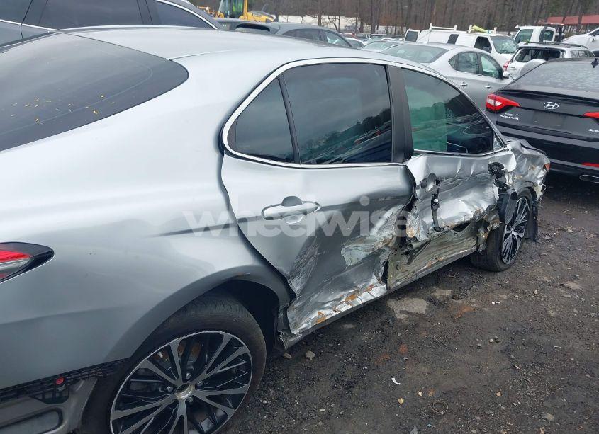 Photo 6 of 2018 Toyota Camry SE (VIN 4T1B11HK3JU573014)