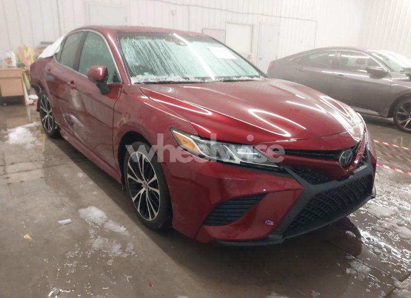 2018 Toyota Camry SE (VIN 4T1B11HK3JU585390) main photo