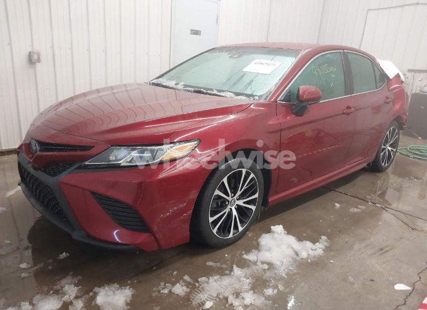 Photo 2 of 2018 Toyota Camry SE (VIN 4T1B11HK3JU585390)