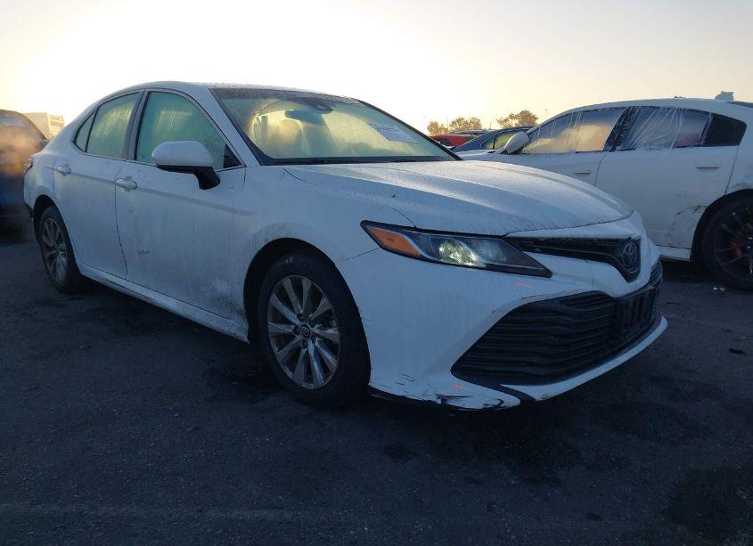 2018 Toyota Camry LE (VIN 4T1B11HK3JU615357) main photo