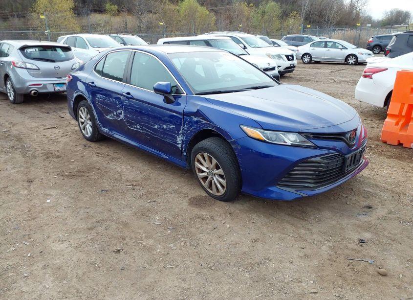 2018 Toyota Camry LE (VIN 4T1B11HK3JU615830) main photo