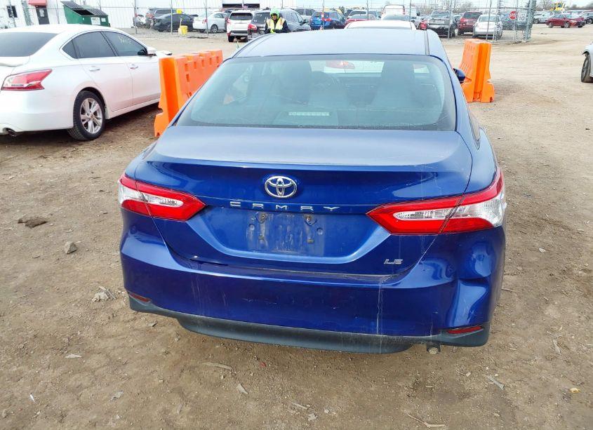 Photo 16 of 2018 Toyota Camry LE (VIN 4T1B11HK3JU615830)